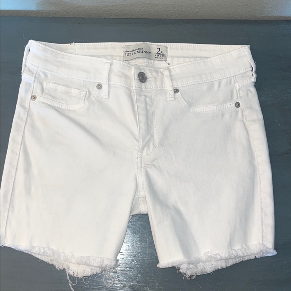 Abercrombie & Fitch Super Skinny White Cut Off Frayed Trim Denim Shorts sz 2 EUC